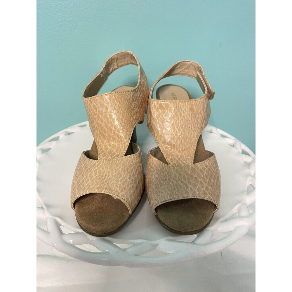 Areosoles Beige Croc Embossed Patent Leather Tripad Slingback Sz 9.5. S-301